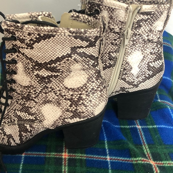 NWOT ladies ‘faux snakeskin’ combat style boots - Picture 2 of 5